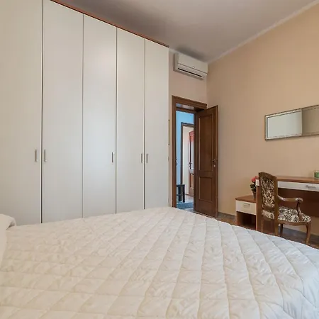 Stazione Termini & Castro Pretorio Flat Apartment Rome